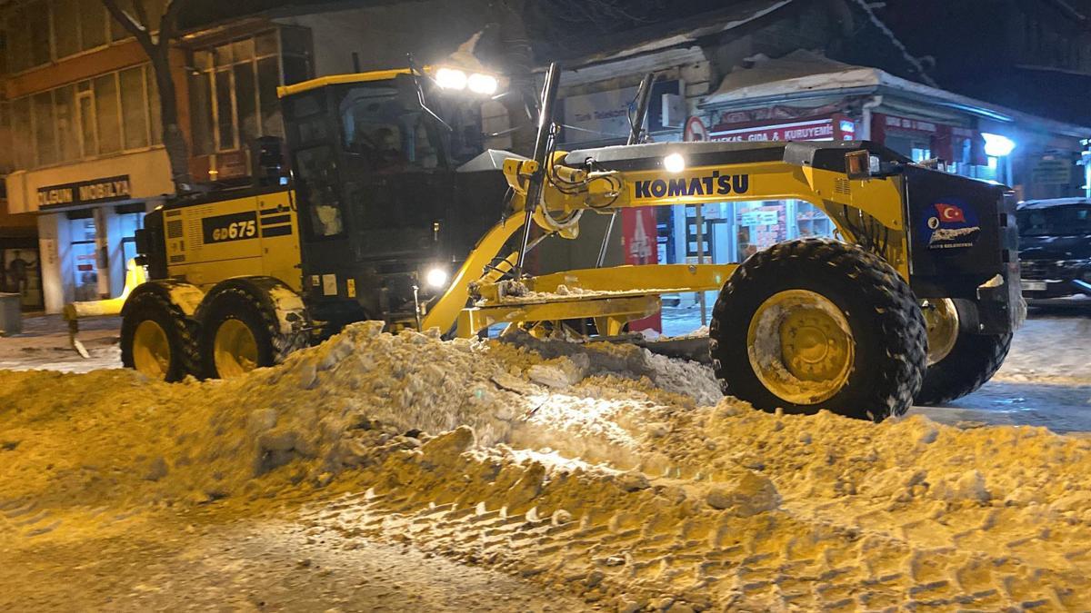 Karsta 500 kamyon kar şehir dışına taşındı