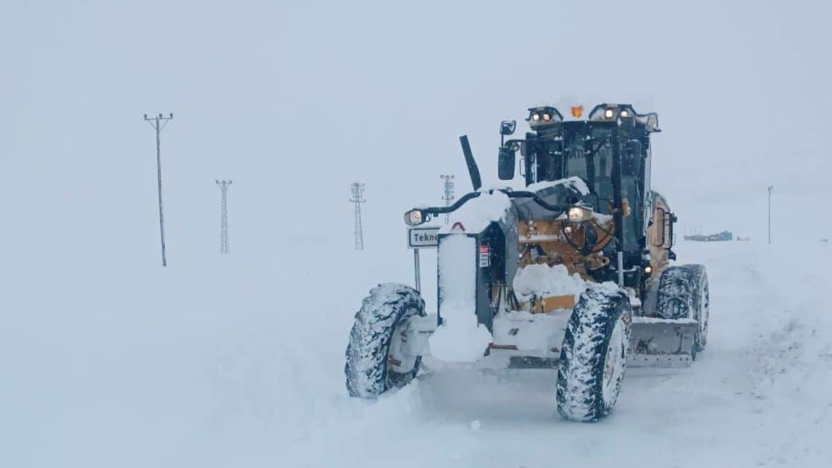Van'da okulların çatılarındaki buz sarkıtları ve kar kütleleri temizleniyor
