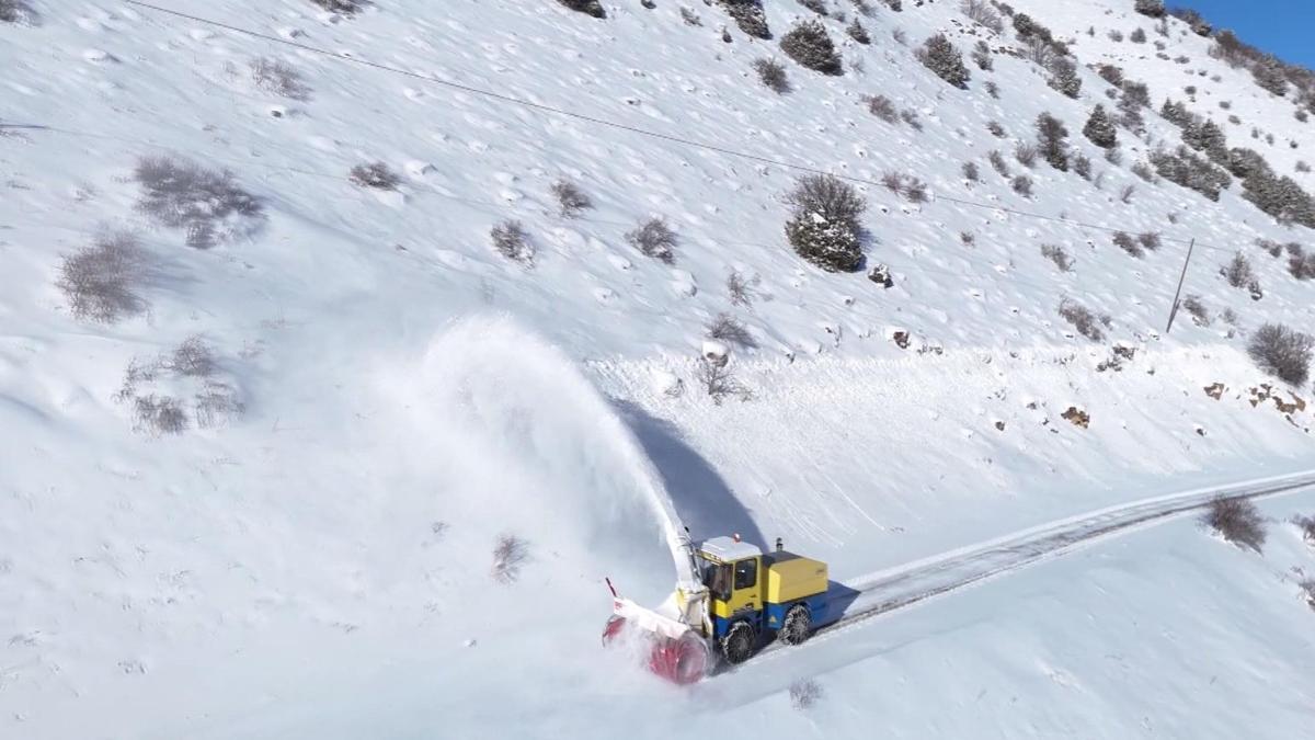 Bayburt'ta kar mesaisi; 44 köy yolu ulaşıma açıldı