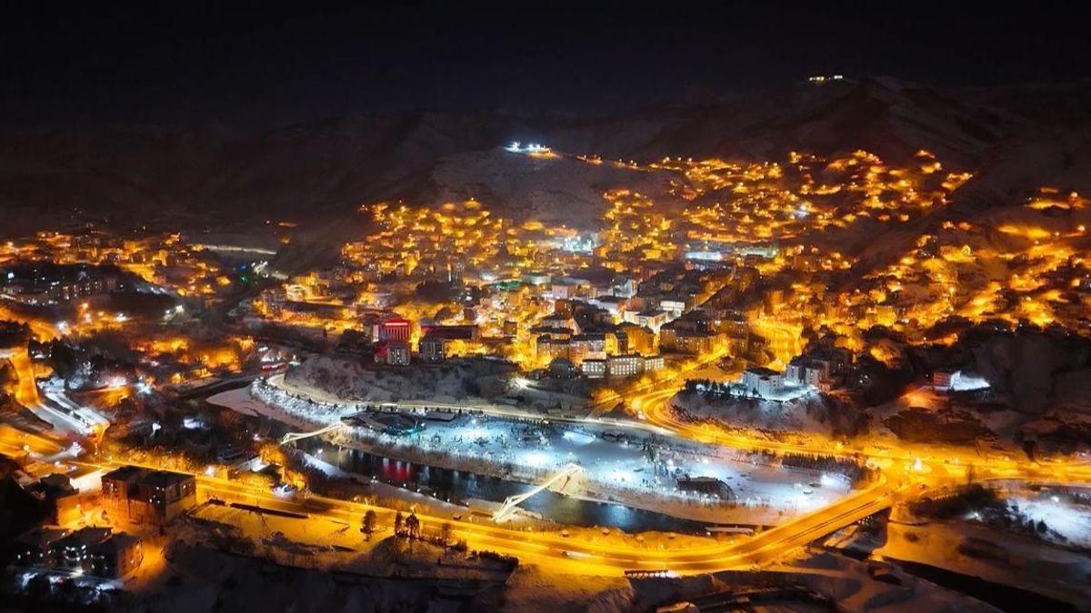 Kar altındaki Tuncelide manzara, gündüz ve gece dronla görüntülendi