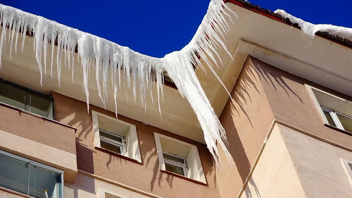 Bitliste 85 köy yolu ulaşıma açıldı; binalarda 3 metrelik buz sarkıtları oluştu