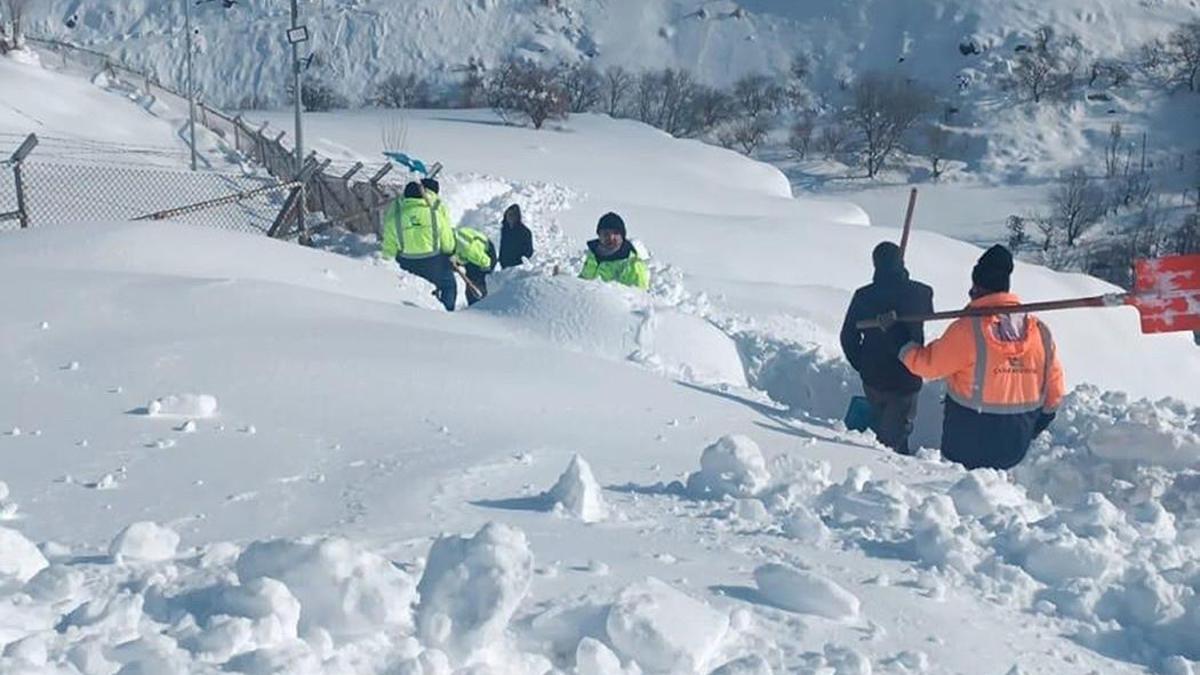 Çatakta çığ tehlikesine karşı küreklerle alternatif patika yol açıldı