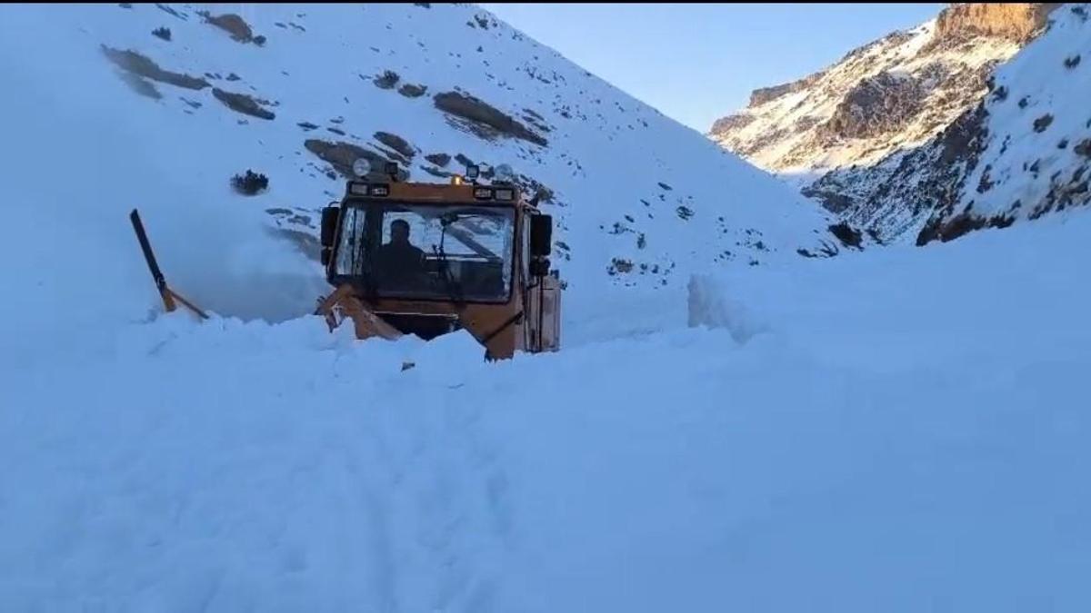 Van'da çığ nedeniyle kapanan mahalle yolu ulaşıma açıldı