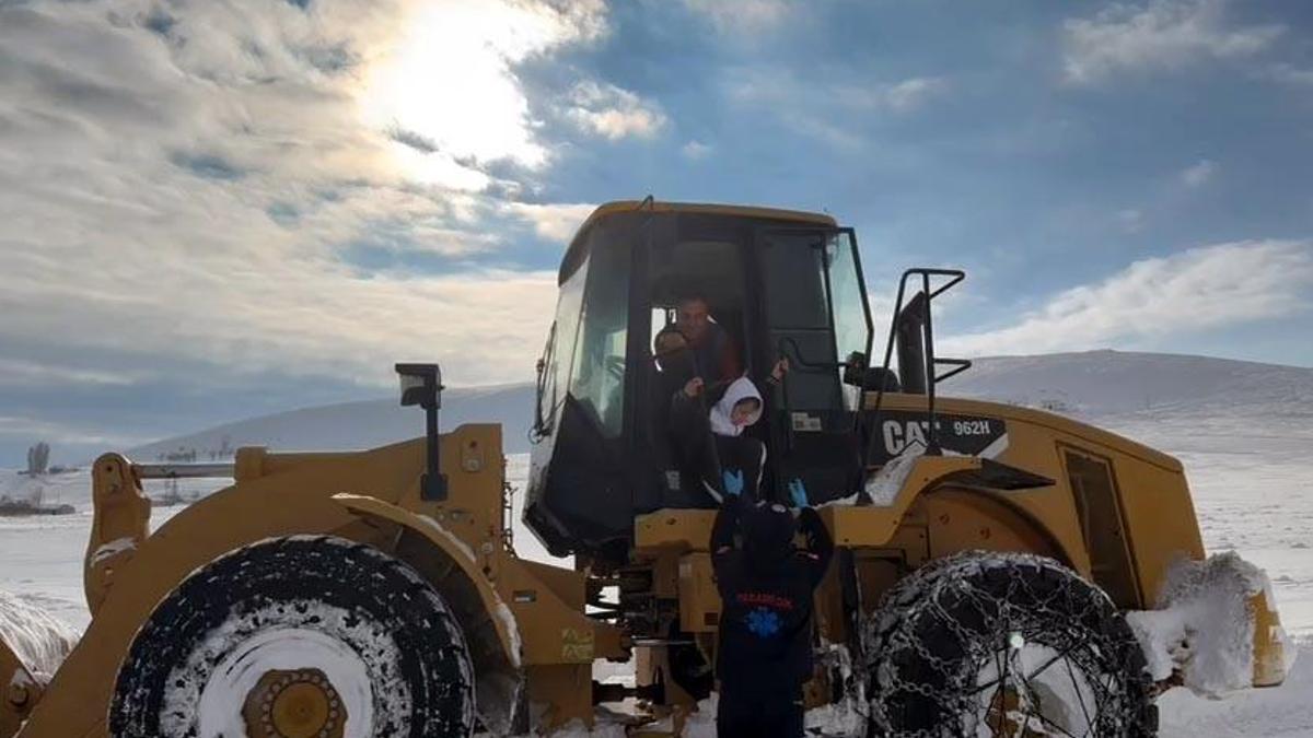 Yolu kapalı mahallede rahatsızlanan cam kemik hastası çocuğu ekipler hastaneye ulaştırdı