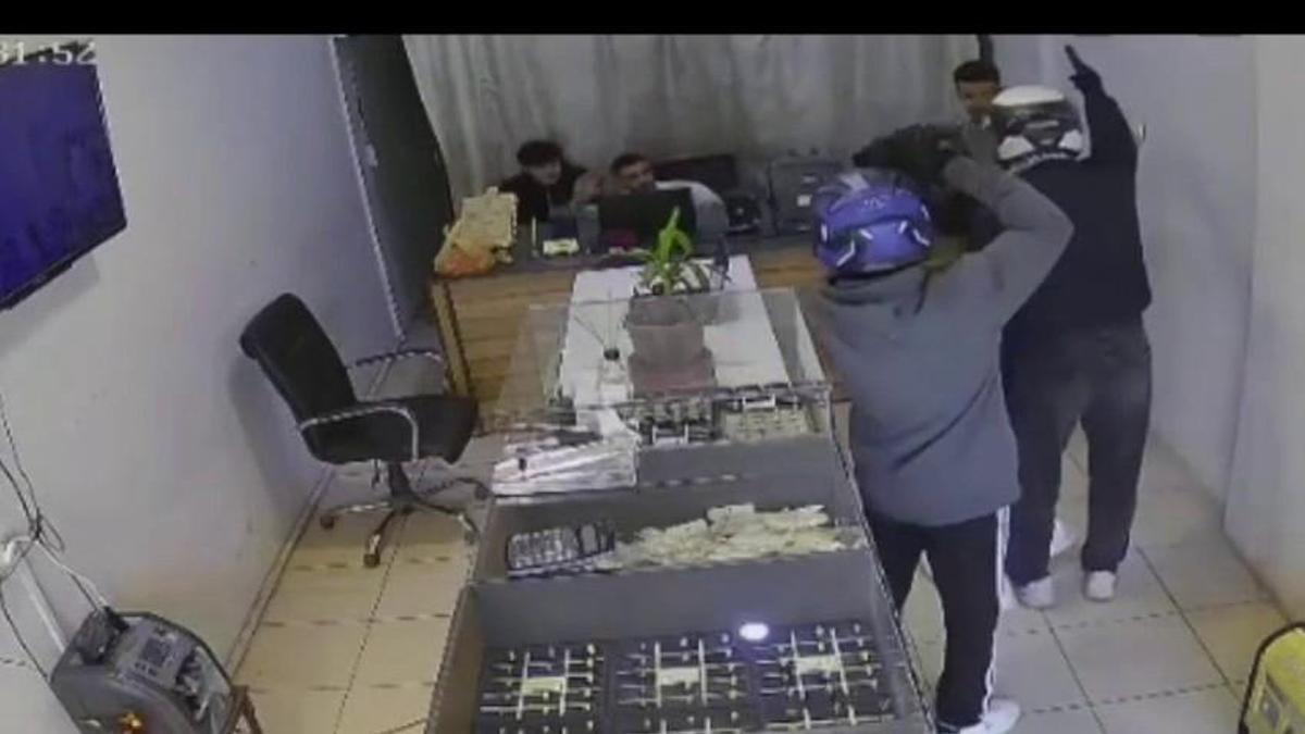 Hatayda silahlı kuyumcu soygunu: 3 dakikada 3 kilo altınla kaçtılar