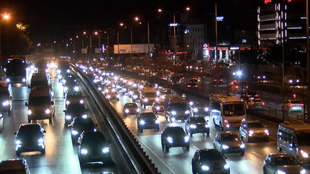 İstanbul'da trafik yoğunluğu: Anadolu ve Avrupa yakalarında ulaşım aksaması