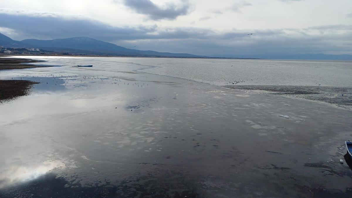 Beyşehir Gölünün yüzeyi buz tuttu