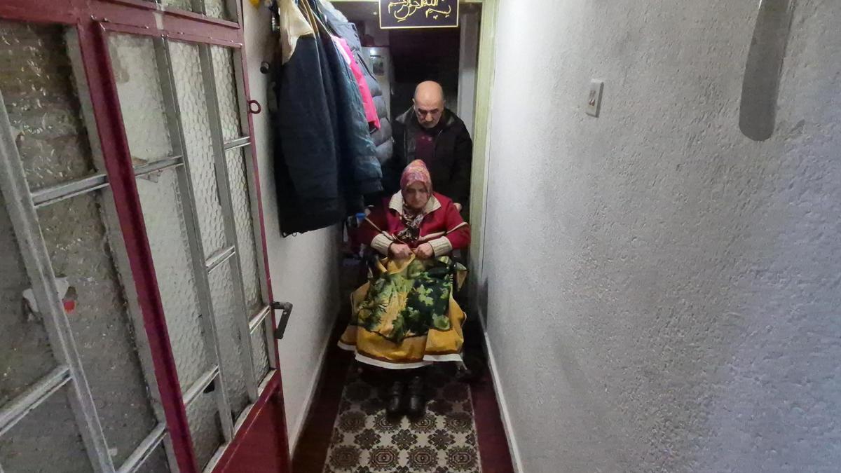 Ağaçtan düşüp omurgası kırılan eşinin en büyük destekçisi oldu