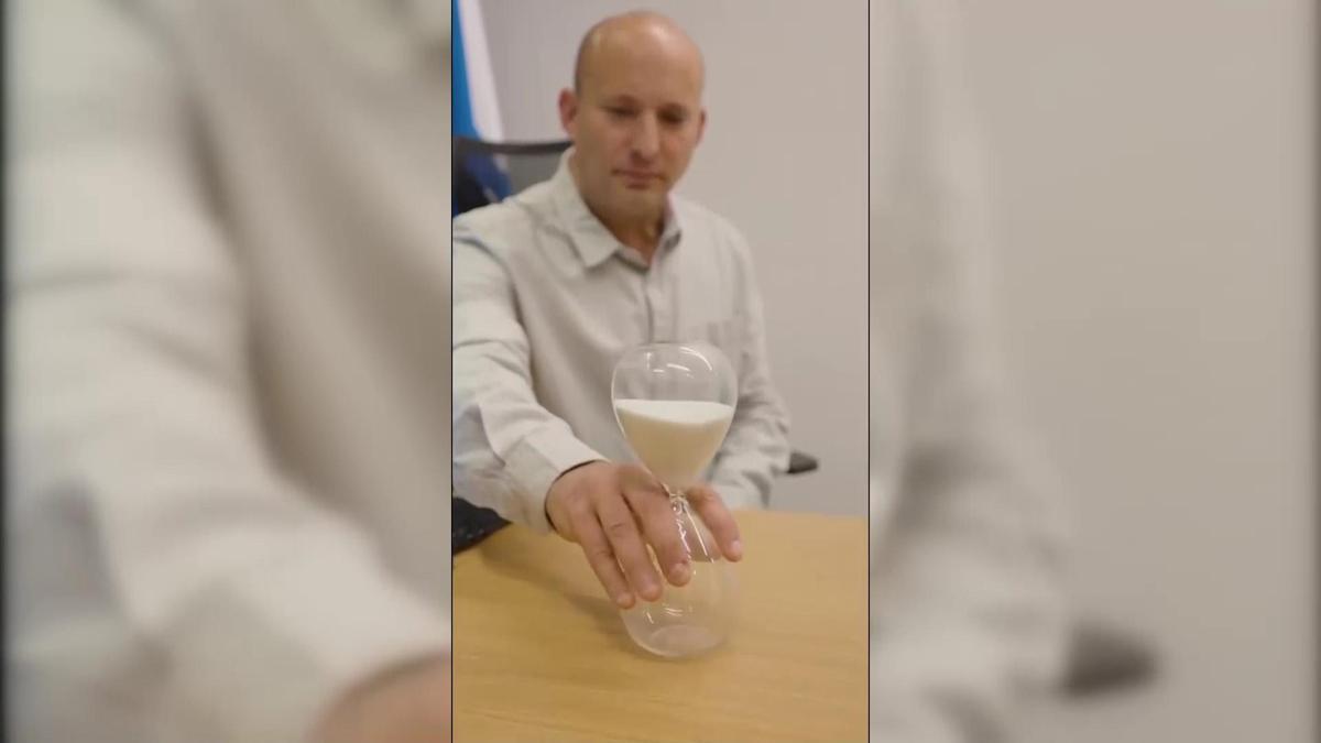 Eski İsrail Başbakanı Bennet'in kum saati detayı dikkat çekti: Zamanı geldi mesajı kime?