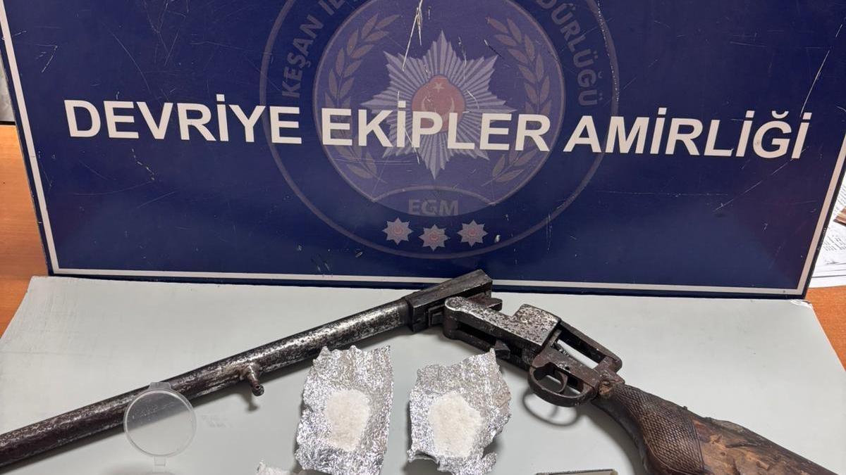 Araçta uyuşturucu ve silah ele geçirildi