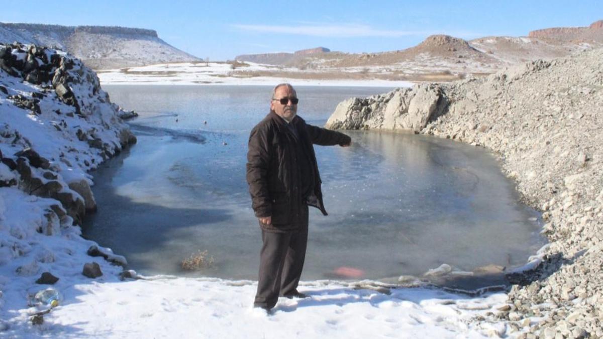 Baraj gölünün yüzeyi dondu