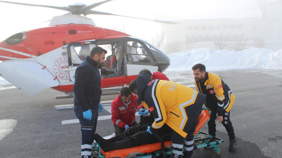 Yolu kardan kapanan köydeki Koah hastası, ambulans helikopterle hastaneye ulaştırıldı