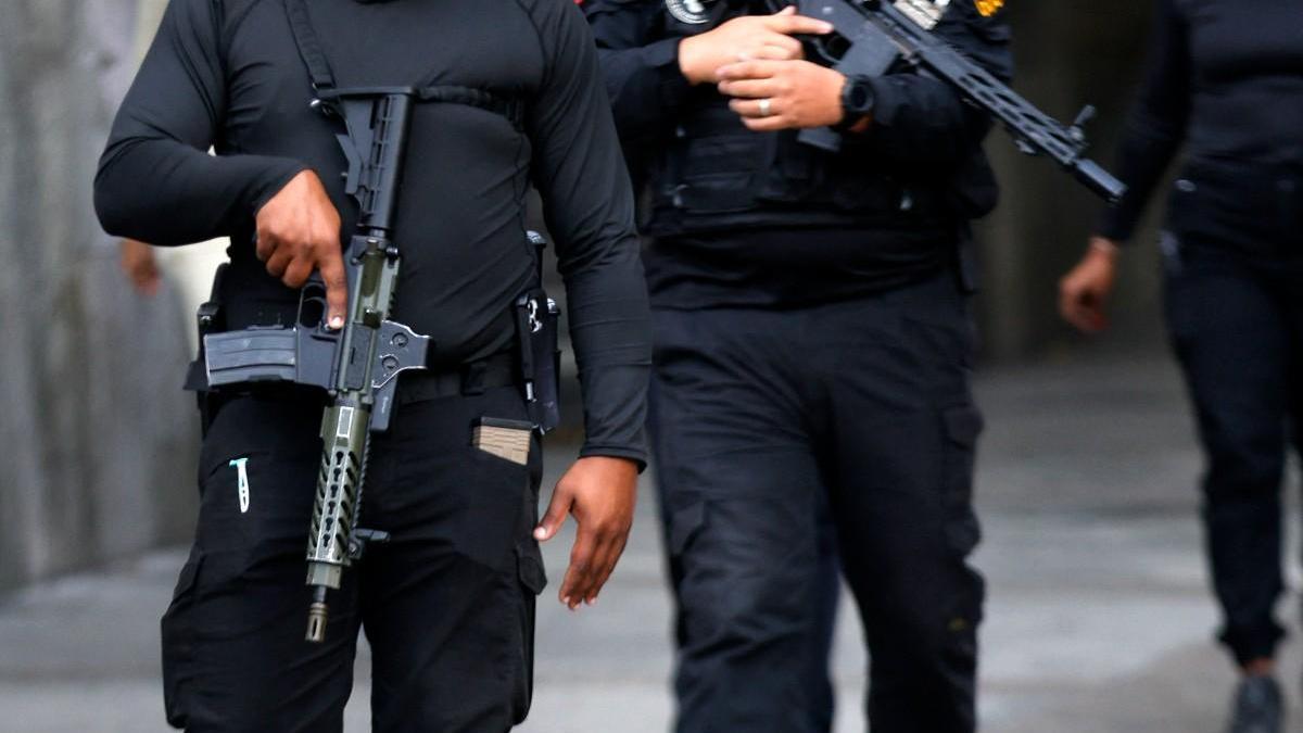 Venezuela'da başkanlık sarayı Miraflores çevresinde silah sesleri