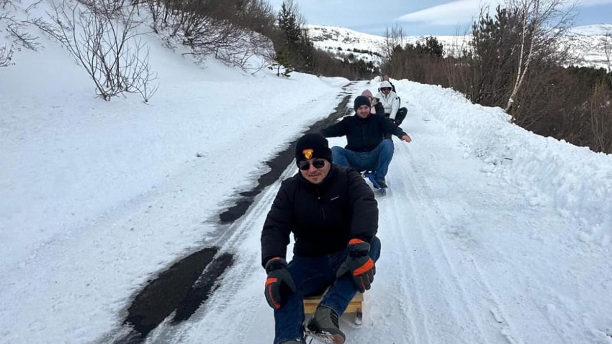 Kar üstünde piknik; mangal yakıp, otomobilin çektiği kızaklarla kaydılar