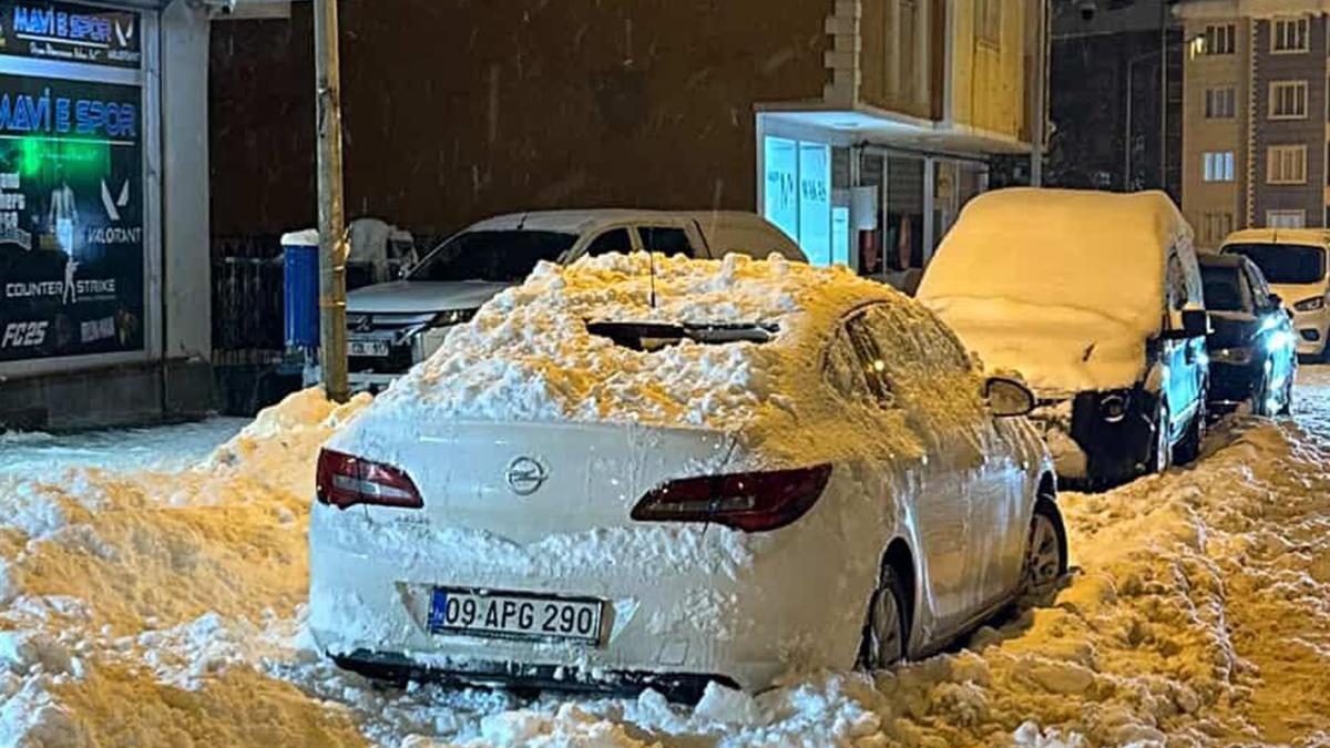 Çatıdan düşen kar kütlesi, park halindeki otomobile zarar verdi