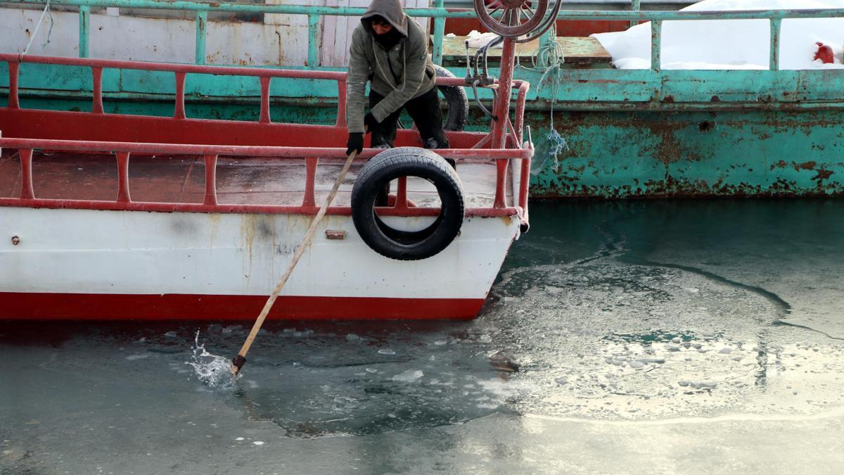 Balıkçılar, Van Gölüne buzları kırıp açılıyor