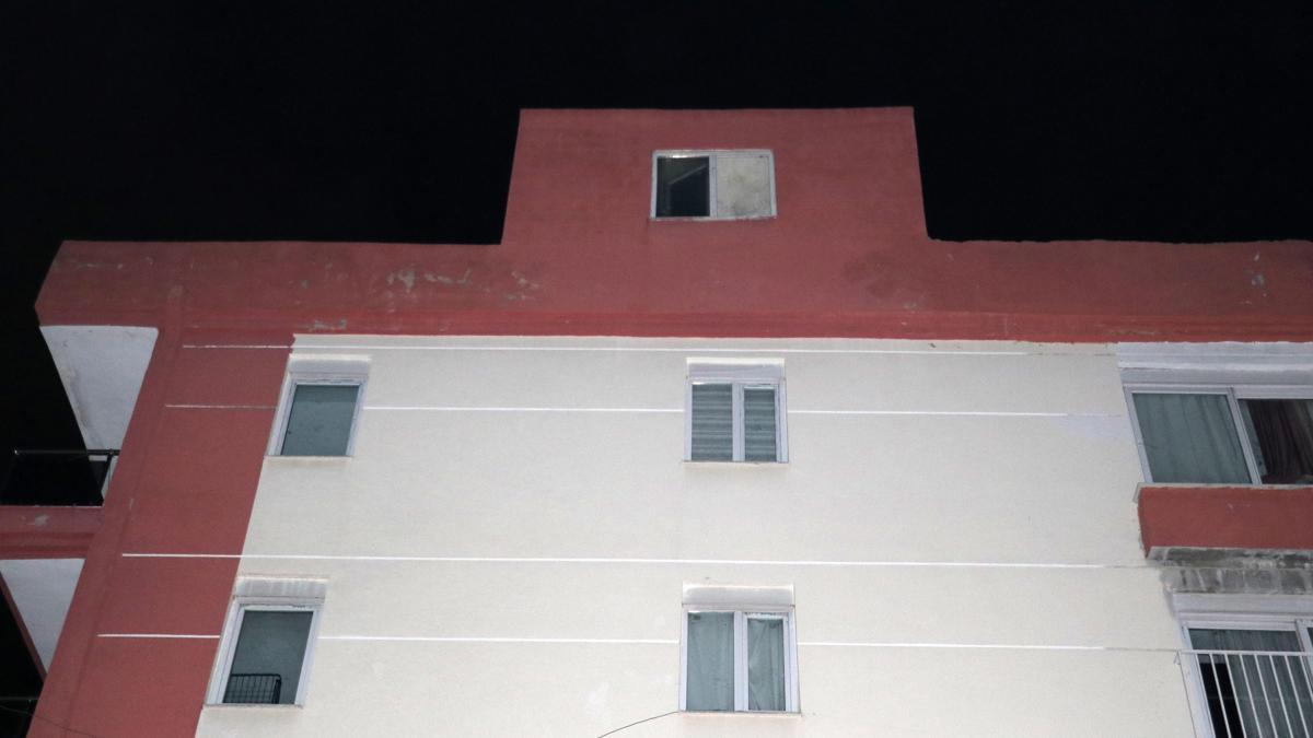 Boş apartmanın çatısında ateş yaktılar