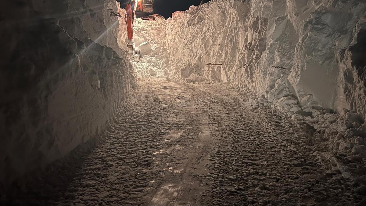 Çığ sonrası iş makinelerinin boyunu aşan kar kütleleriyle mücadele