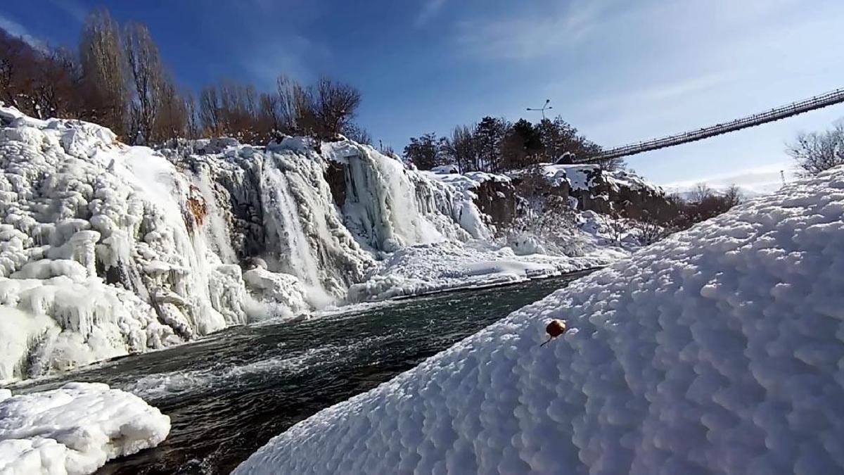 Muradiye Şelalesi buz tuttu