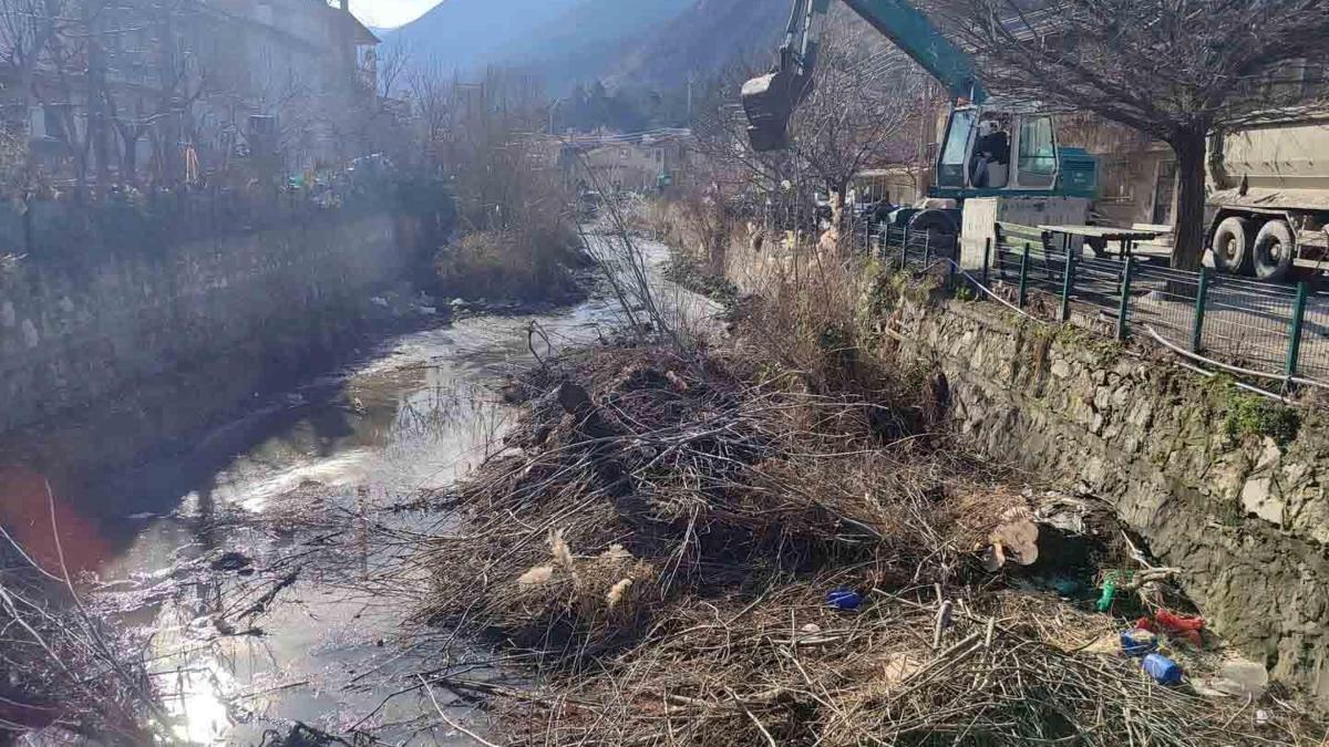Dere temizliği sürüyor