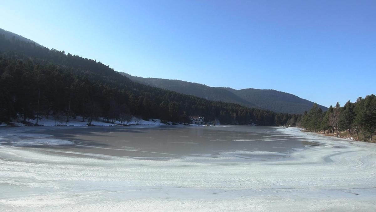 Gölcük Tabiat Parkındaki göl buz tuttu