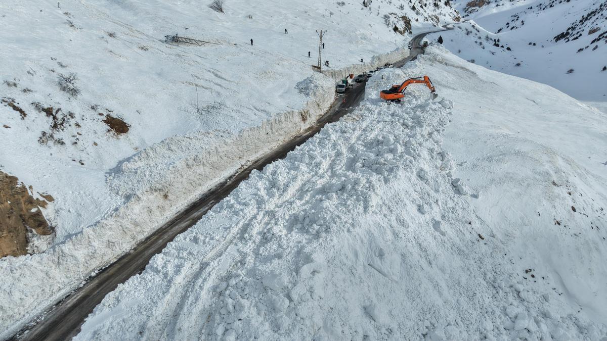 Çığ nedeniyle kapanan Van-Çatak kara yolunda ulaşım tek şeritten verilmeye başlandı