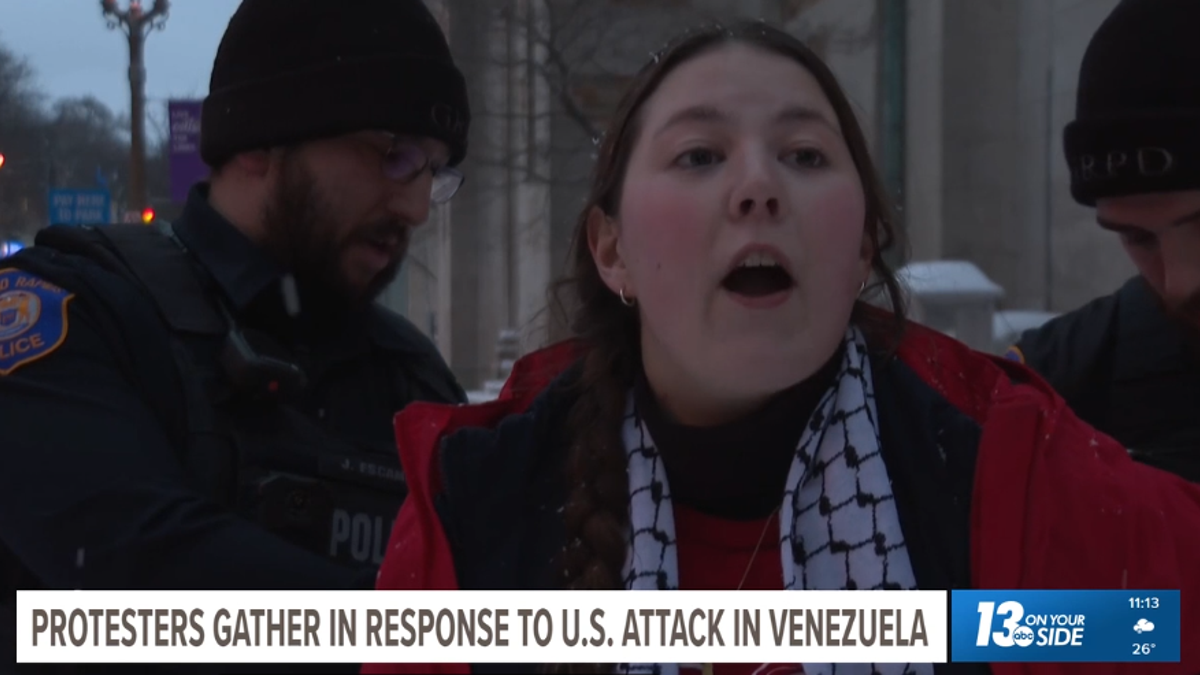 Görüntüler ABD'den: Trumpın Venezuela'ya Müdahalesini Eleştirirken Gözaltına Alındı!