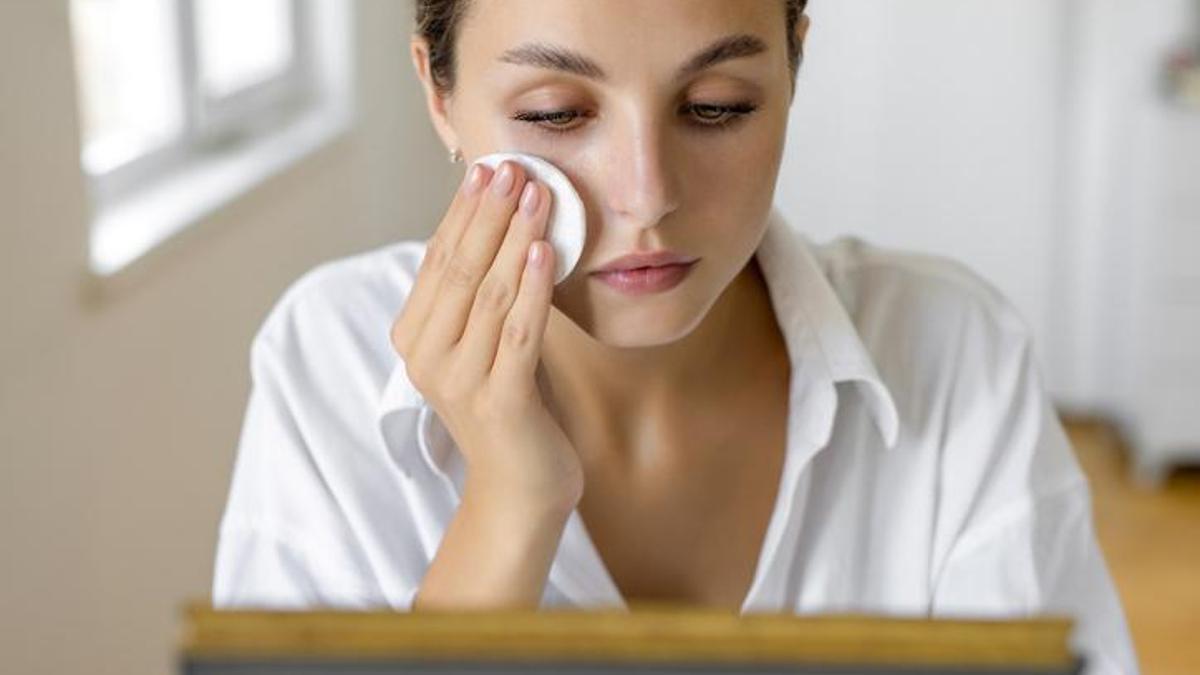 Yüzdeki lekeleri silgi gibi siliyor! Bebek cildin sırrı bu iki karışımdaymış