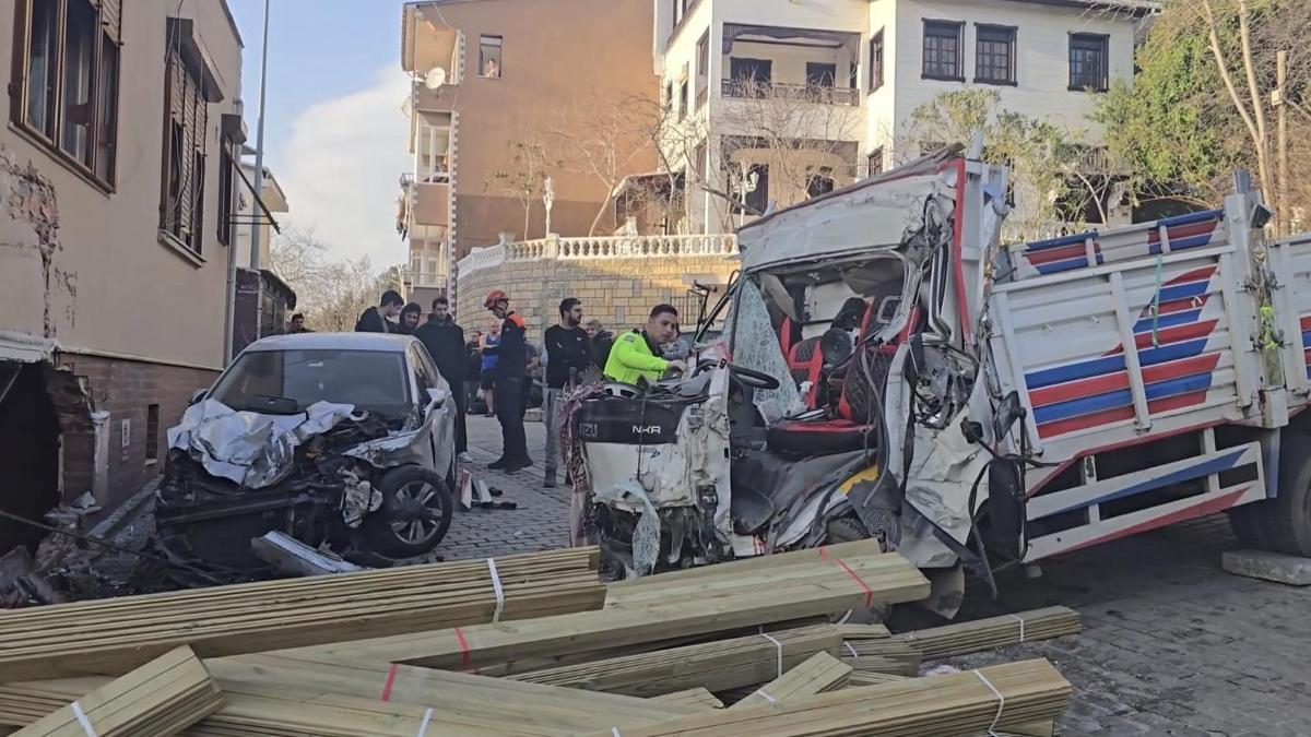İstanbul - Beykoz'da kamyon dükkana girdi: 1'i turist 2 ölü