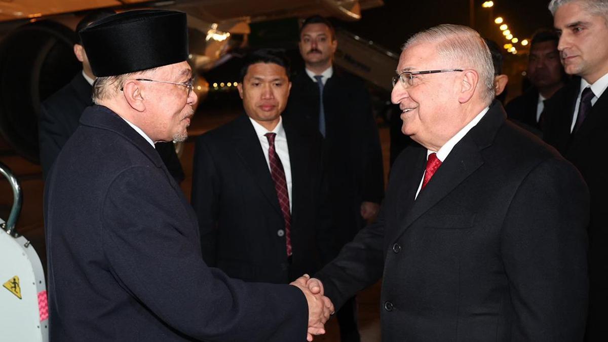 Bakan Güler, Malezya Başbakanı İbrahim'i karşıladı