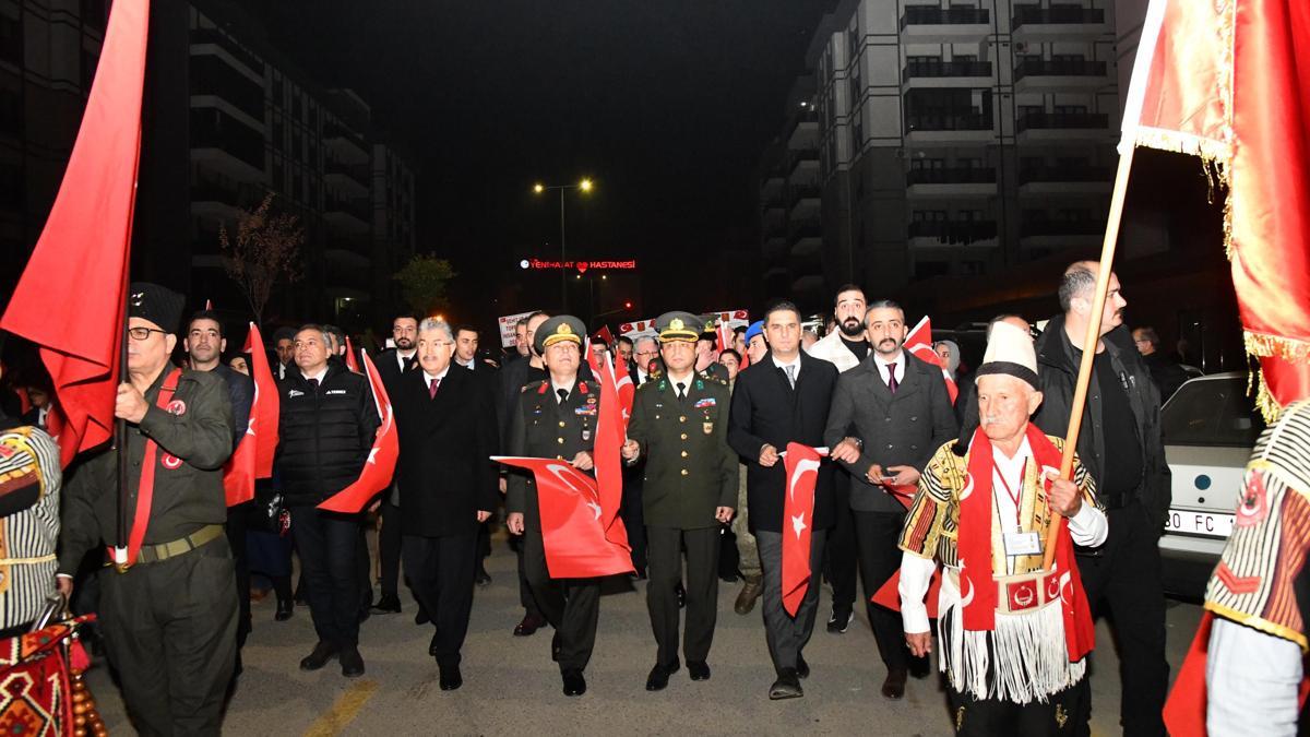 Osmaniye'nin düşman işgalinden kurtuluşun 104üncü yıl dönümünde fener alayı