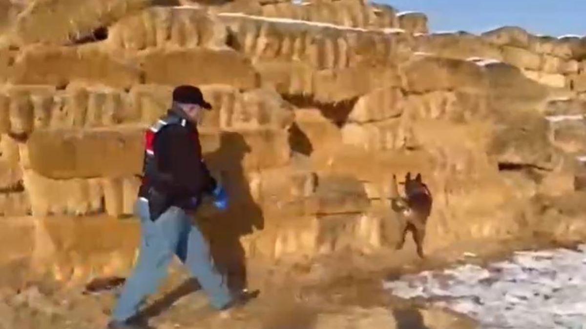 Kayseri'de saman balyaları arasında 1,4 kilo esrar ele geçirildi; 3 gözaltı