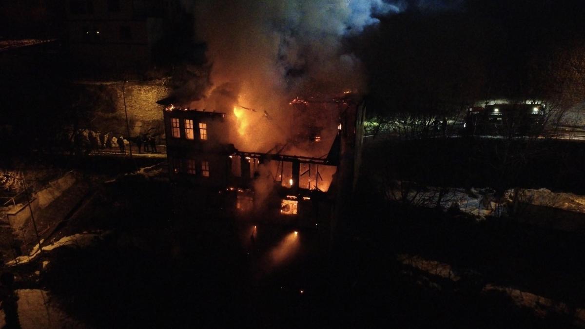 Karabükte 2 katlı tarihi konak yandı