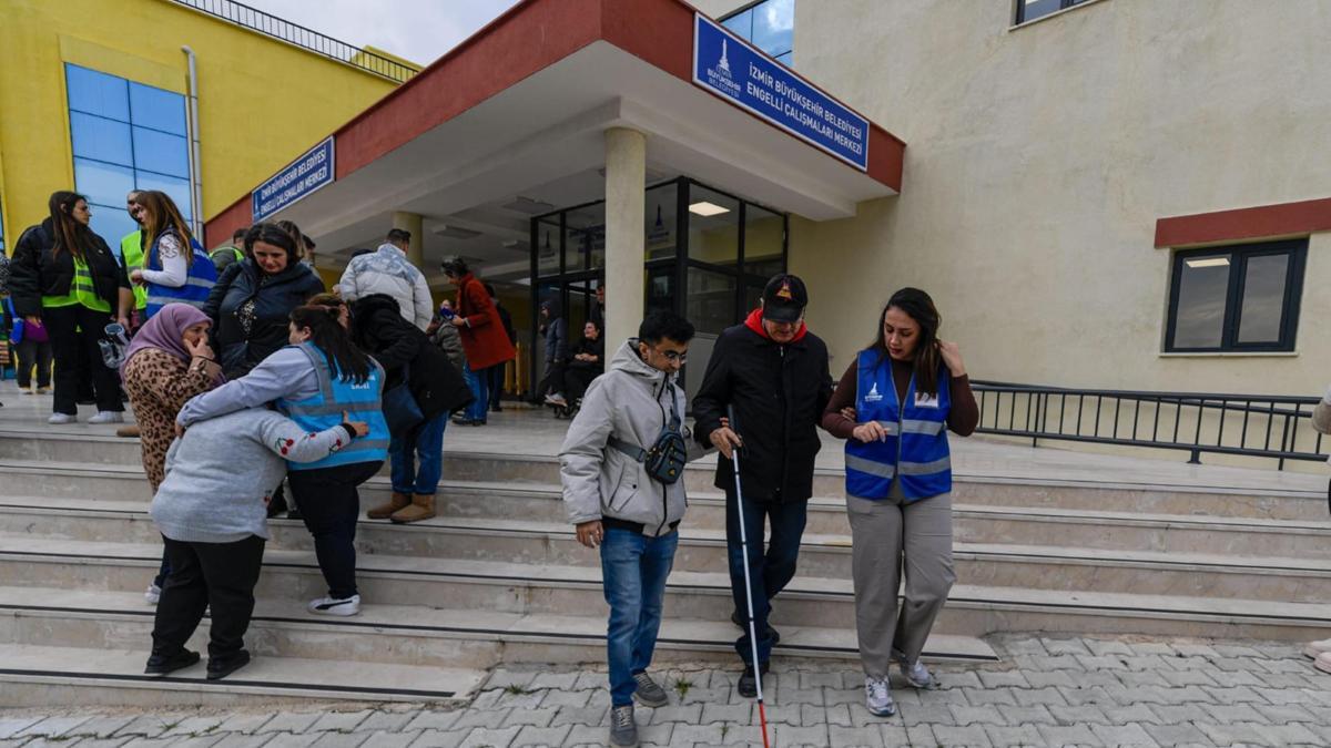 İzmir'de engelli bireylerin afet anlarında güvenli tahliyesi için deprem ve yangın tatbikatı