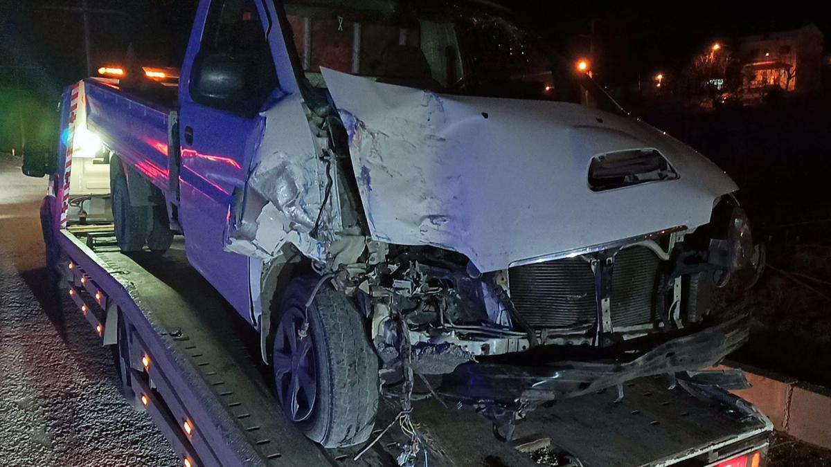 Park halindeki TIR'a çarpan kamyonet sürücüsü yaralandı