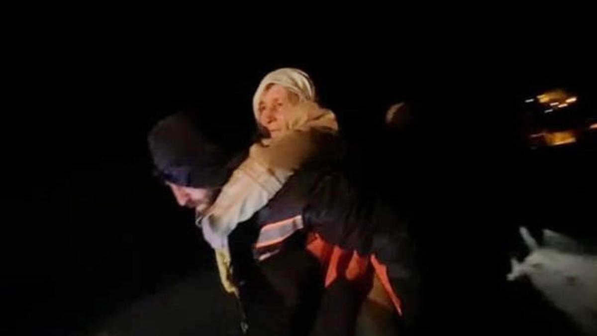 Hastayı 1 kilometre boyunca sırtlarında taşıyıp ambulansla ulaştırdılar