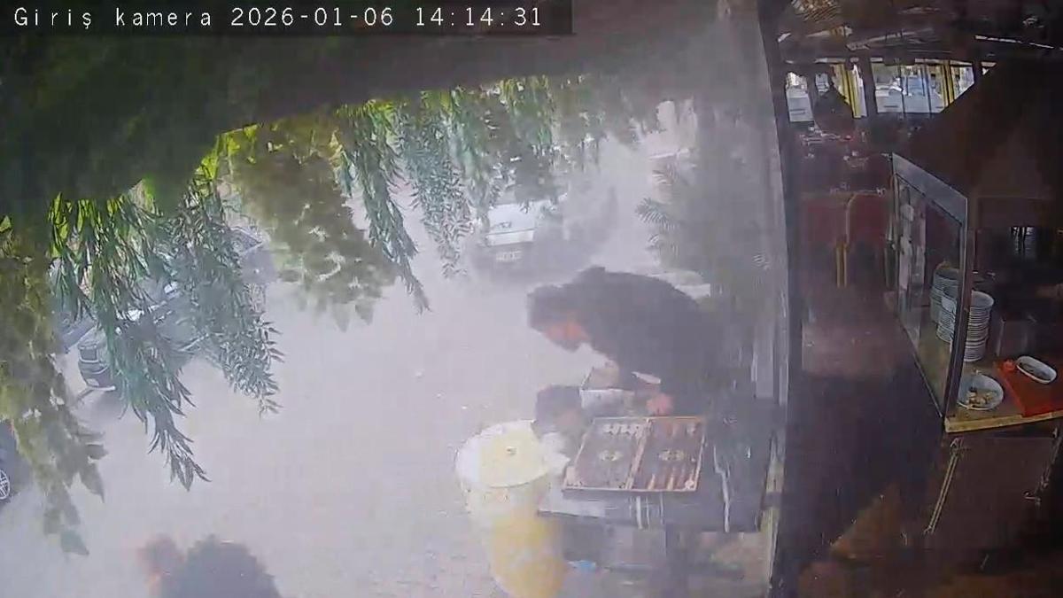 Restorandaki klimanın dış ünitesi patladı