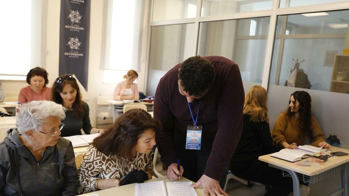 Aydın'da her yaştan vatandaş İngilizce öğreniyor