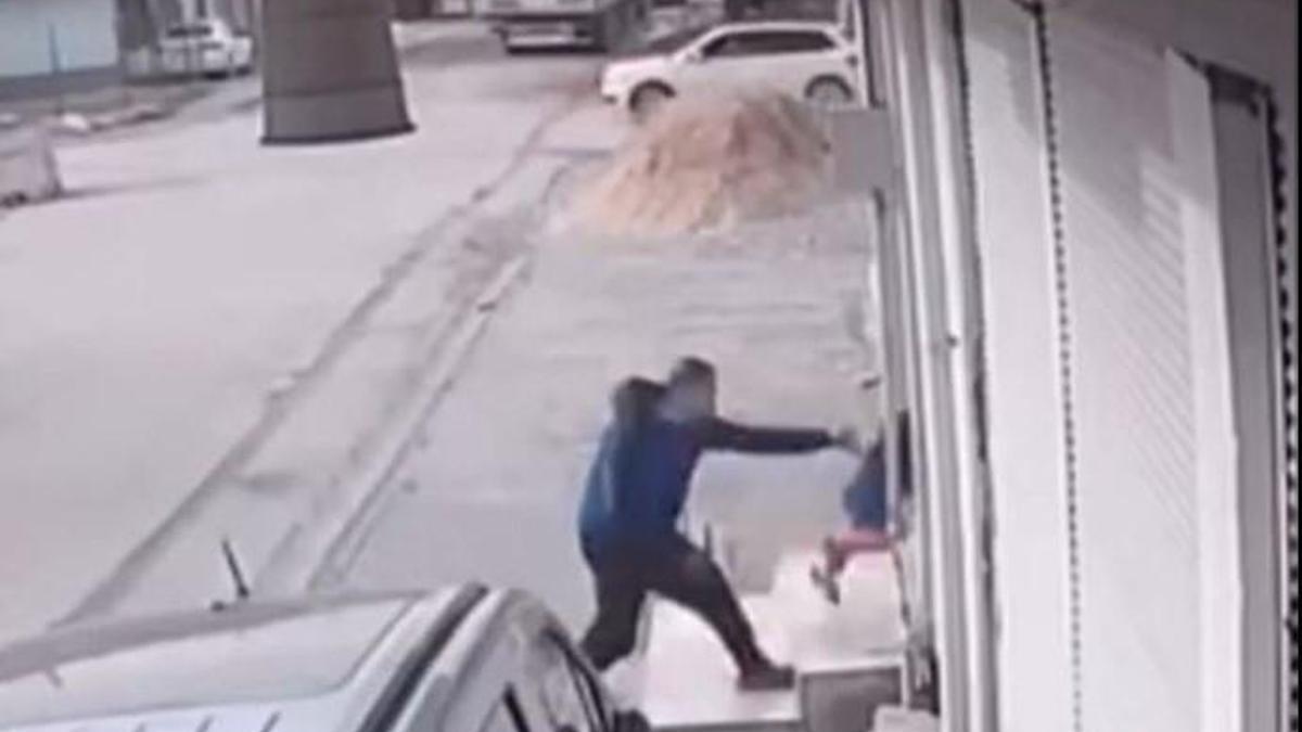 Sokakta kadın ve çocukları darbeden şüpheli gözaltına alındı