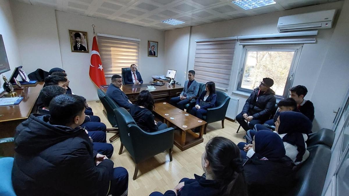 Madalyalı öğrencilerden kaymakama ziyaret