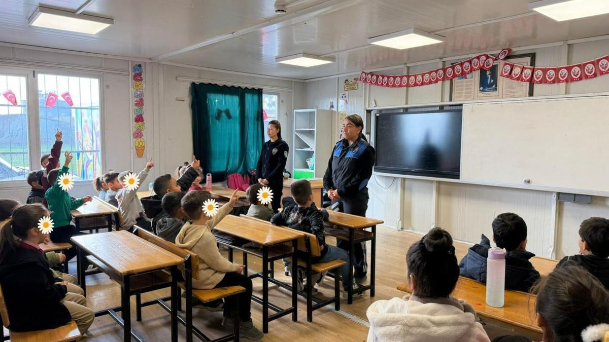 Hatayda polis, minik öğrencileri bilgilendirdi