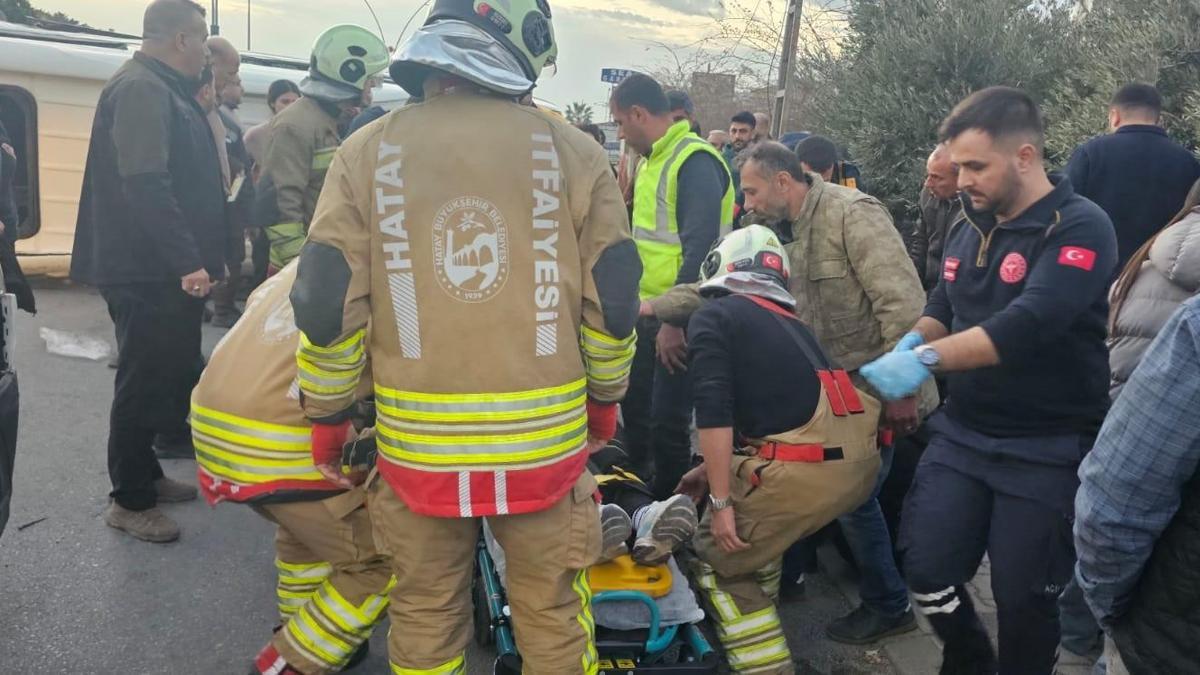 TIR'la çarpışan minibüs devrildi: 14 yaralı