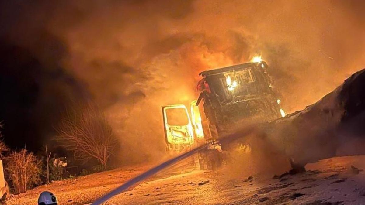 Hatay'da park halindeki TIR yandı
