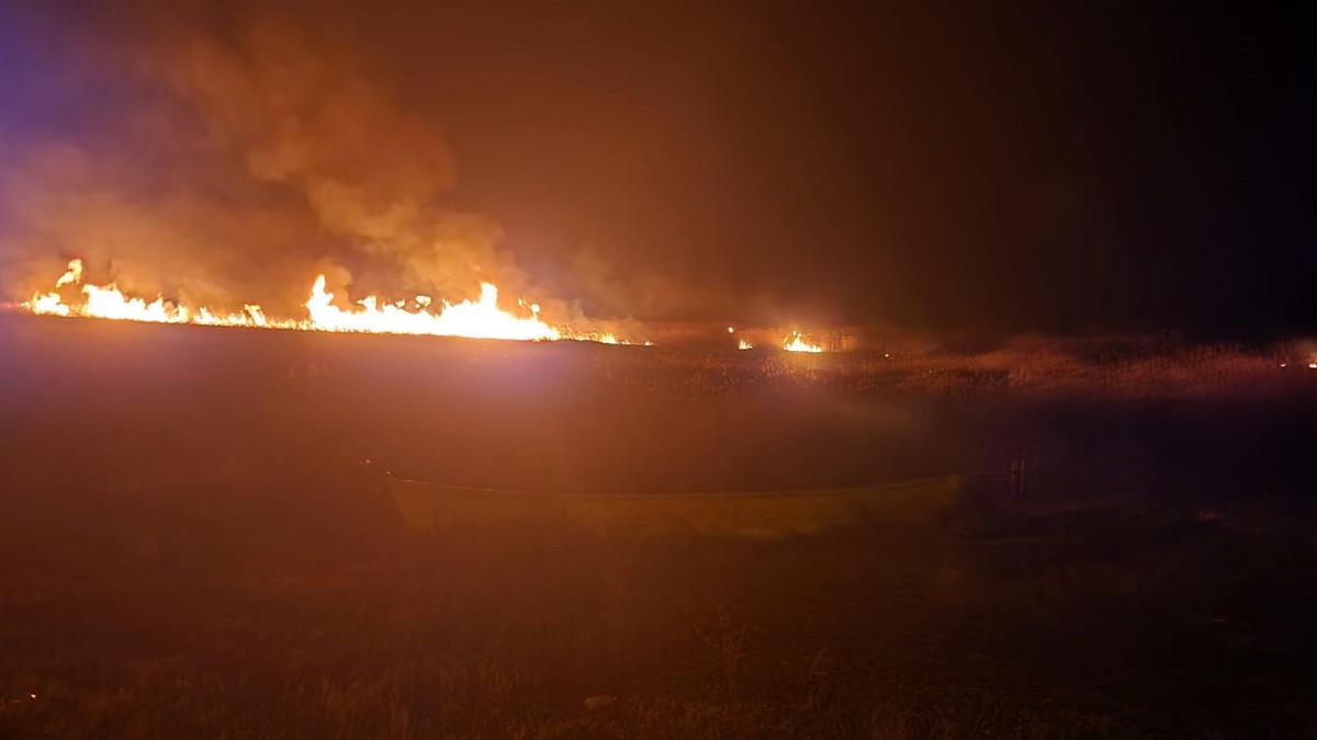 Eber Gölü'nde 5 farklı noktada yangın çıktı