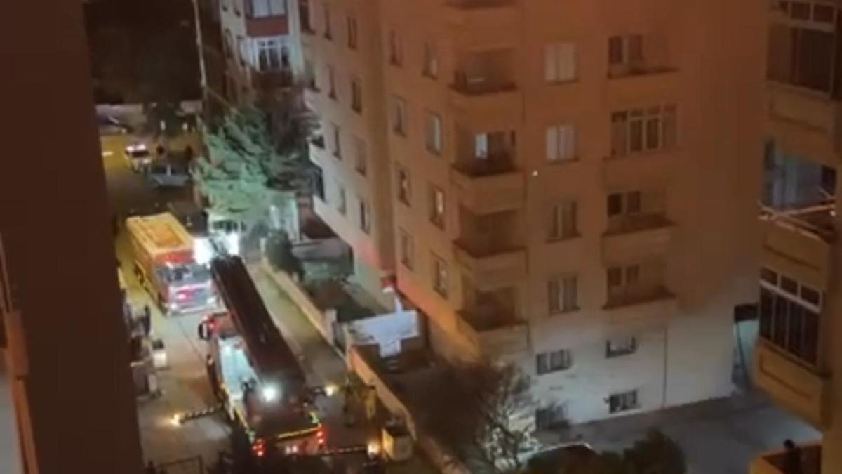 İstanbul - Kartal'da 5 katlı binanın çatısında çıkan yangın söndürüldü