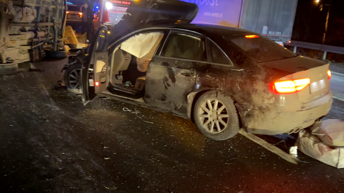 Minibüs ile otomobil otoyolda çarpıştı: 1 ölü, 3 yaralı