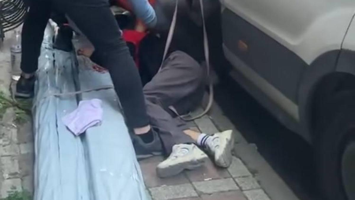 İstanbul - Bayrampaşa'da kamyonetten kayan malzeme işçinin üzerine düştü; o anlar kamerada