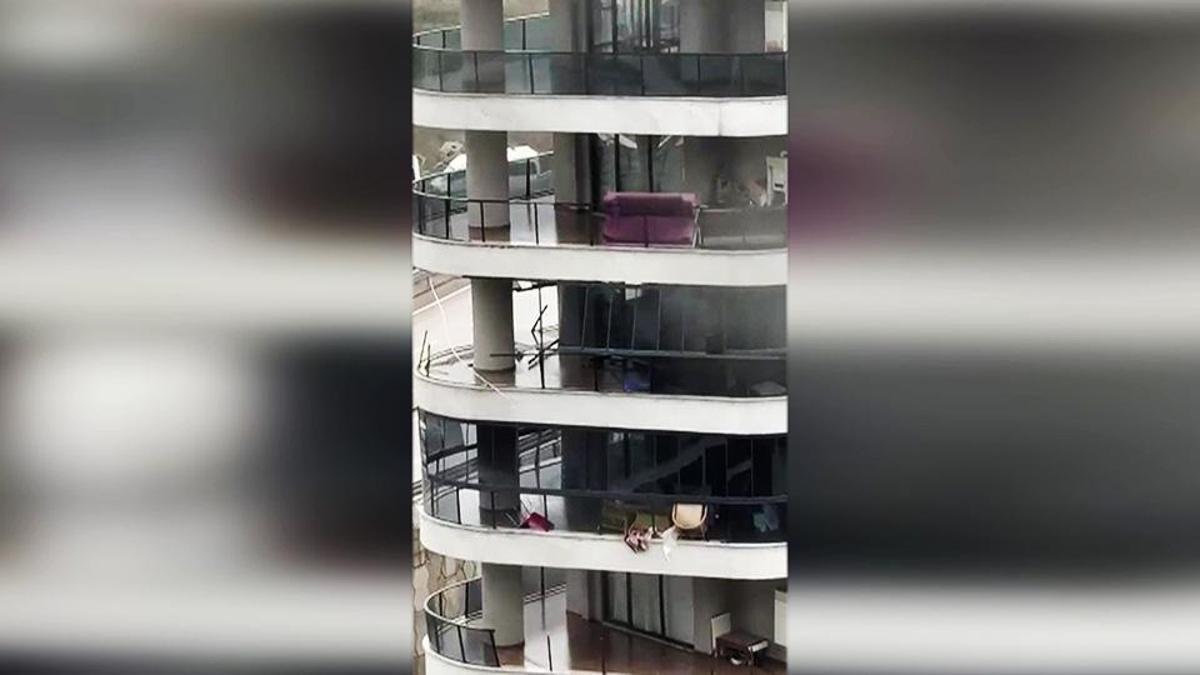 Bursa'da fırtına felaketi: Cam balkonlar paramparça oldu