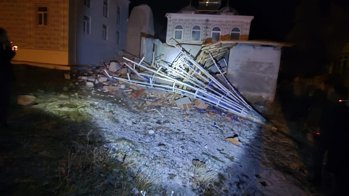 Manisada fırtınada cami minaresi devrildi