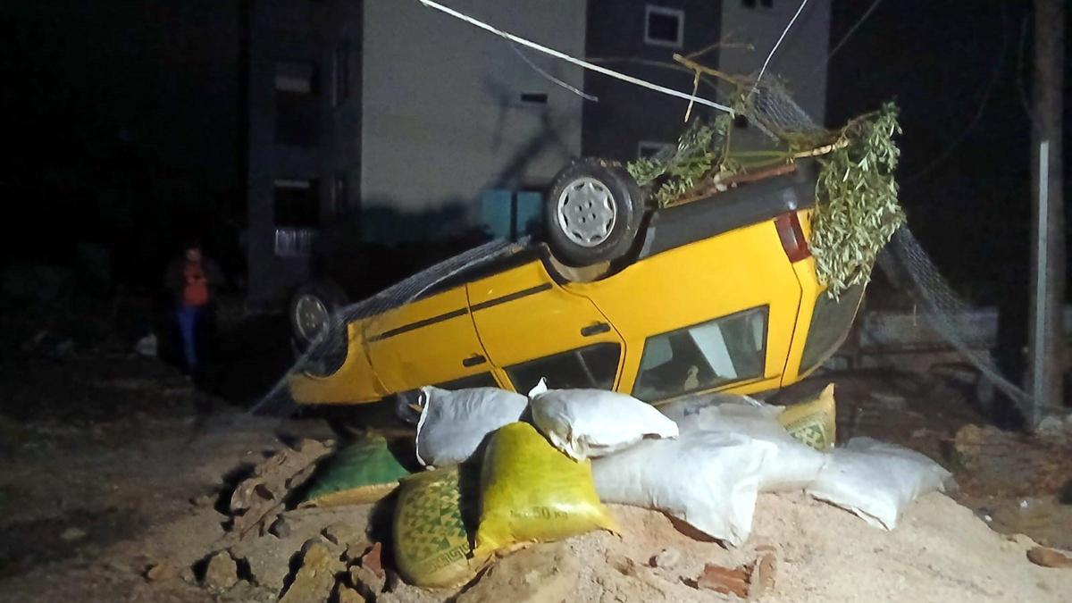 Antalyada hortum; çatılar uçtu, seralar ve araçlar zarar gördü